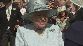 Cheerful Queen hosts garden party at Buckingham Palace