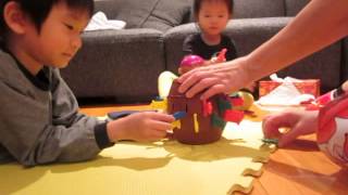 阿丹寶哥哥跟妹妹玩刺海盜 Aidan and Aislyn play Pop-up Pirate