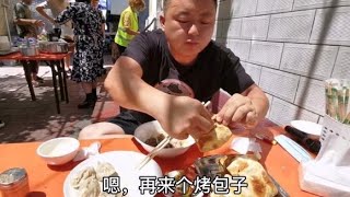 新疆美食 : 伊犁最不出名但却是最好吃的烤包子，每天卖出1500个，吃到停不下