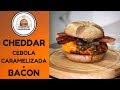 Hambúrguer com CHEDDAR, CEBOLA CARAMELIZADA e BACON | Viciados em Hambúrguer