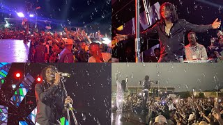 Bercy Gueydiawaye en plein pluie » Wally Seck refuse d’arrêté son Concert « Sö dagé sa xalisse… »