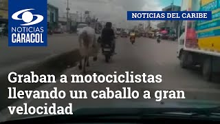 Graban a motociclistas llevando un caballo a gran velocidad en vía de Cartagena