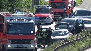 Auffahrunfall 2 PKW - 1 Person eingeschlossen - 2 Verletzte in Einfahrt Bonn-Nord auf A565 am 5.9.23