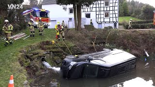 VN24 - Van ends up in a fishing pond - fire department handles the recovery