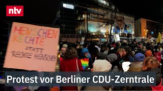 Protest vor Berliner CDU-Zerntrale - AfD jubelt, Merz verteidigt Abstimmung