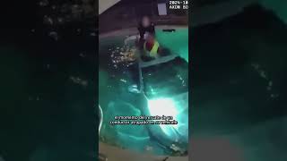 Policía rescata a conductor de un auto que cayó en una piscina