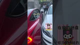 9月6日，浙江杭州。窄道過車，“滿級”大媽端盆淡定指揮 網友：高手在民間#shorts