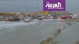 أمطار غزيرة تتسبب بسيول في مناطق بالرياض وجدة