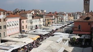 IL BELLISSIMO SPETTACOLO DEL MERCATO RIPRESO DAL MUNICIPIO