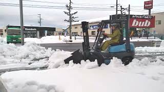 新潟県 2023年 初除雪。ザラメ雪（雪の中で一番重い）をフォークリフトで雪かき（スノーバケット 14系 取回しスイスイ型 防災 除雪用品 除雪機 除雪車）
