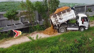 Perfectly Action 5 Ton DumpTruck Drop Soil And KOMATSU Bulldozer Push Soil Under the fence