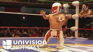 Con solo tres pies de altura, este joven luchador es capaz de volar en el cuadrilátero mexicano