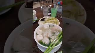 香港必食美食(魚蛋麵、四寶河粉、蠔油生菜😋)