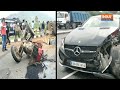 viral video mercedes की टक्कर से दो टुकड़ों में टूटा ट्रैक्टर देखकर लोग हो गए हैरान accident