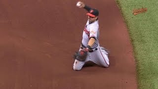 BAL@TB: Roberts dives, throws from his knees for out